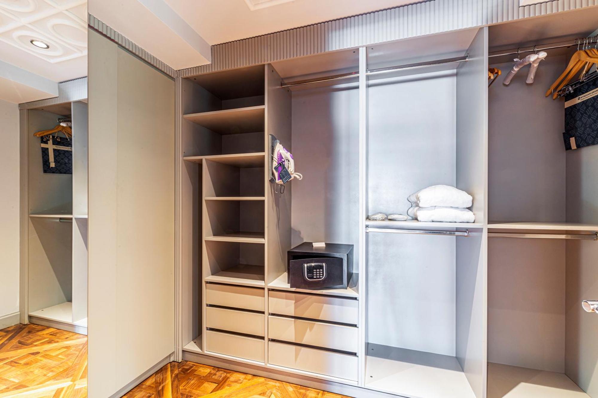 Wyndham Grand Istanbul Kalamis Marina Hotel Exterior foto A wardrobe