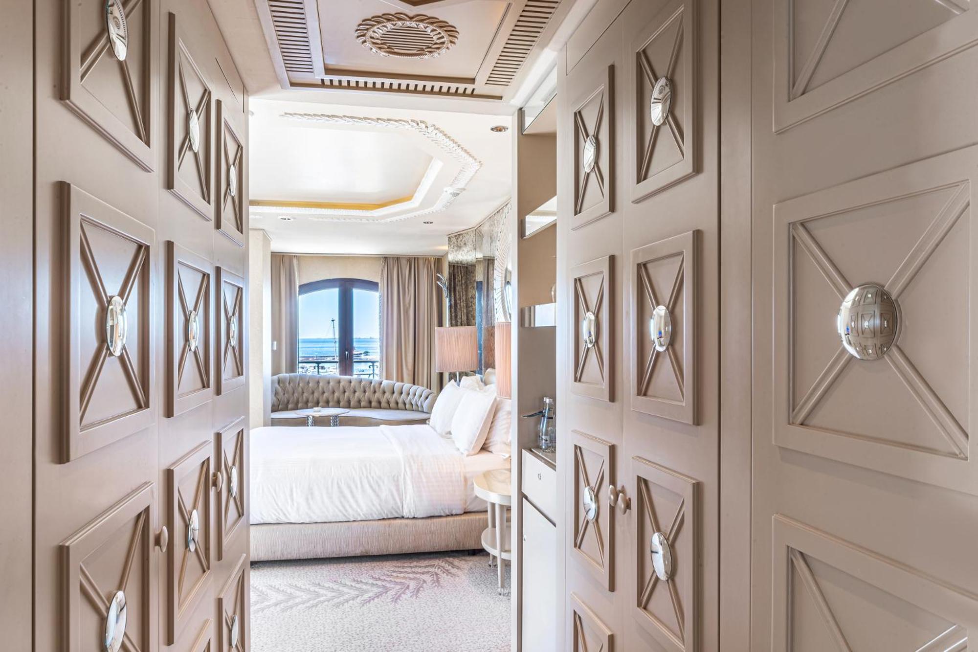 Wyndham Grand Istanbul Kalamis Marina Hotel Exterior foto A guest room at the Four Seasons Hotel