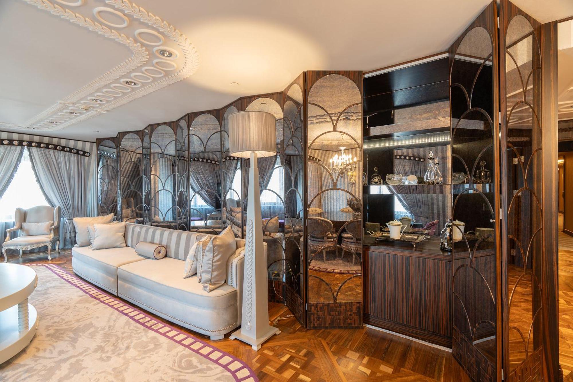 Wyndham Grand Istanbul Kalamis Marina Hotel Exterior foto Interior of a suite